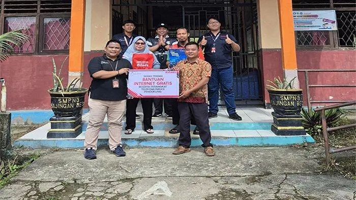 Serah Terima Bantuan Internet Gratis ke SMPN 3 Sajingan Besar